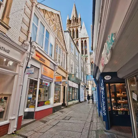 Cornish - Centre Holiday home *