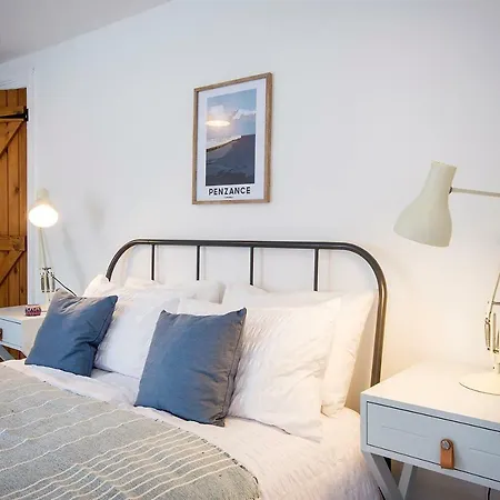 Cornish - Centre Holiday home *